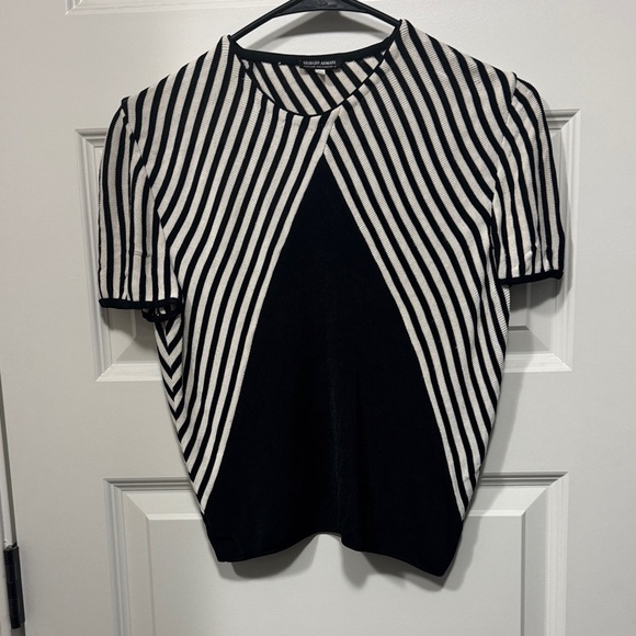 Giorgio Armani Women’s White Black V Striped Short Sleeve Blouse Size US 8 - Picture 2 of 9